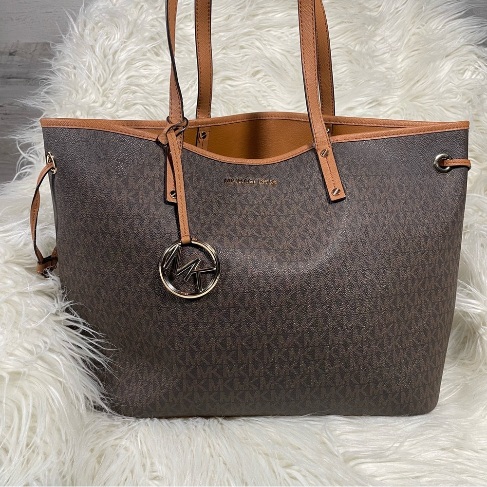 💜S O L D💜Michael Kors Large Jet set MK logo tote luggage travel